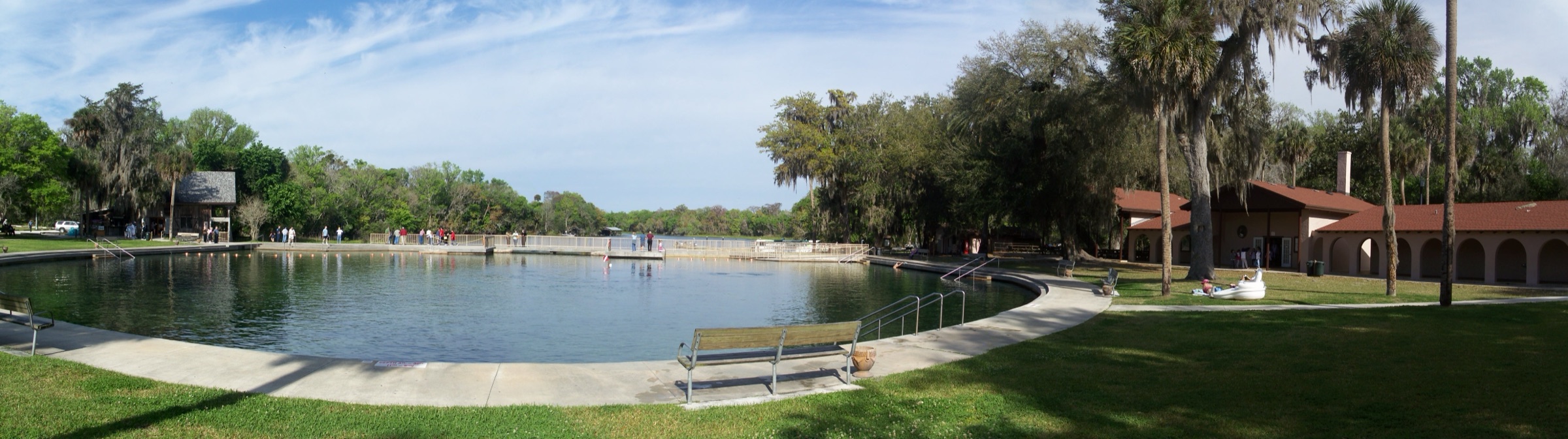 Vista panorámica del De Leon Springs State Park mostrando la piscina del manantial natural y los cipreses en DeLeon Springs, Florida
