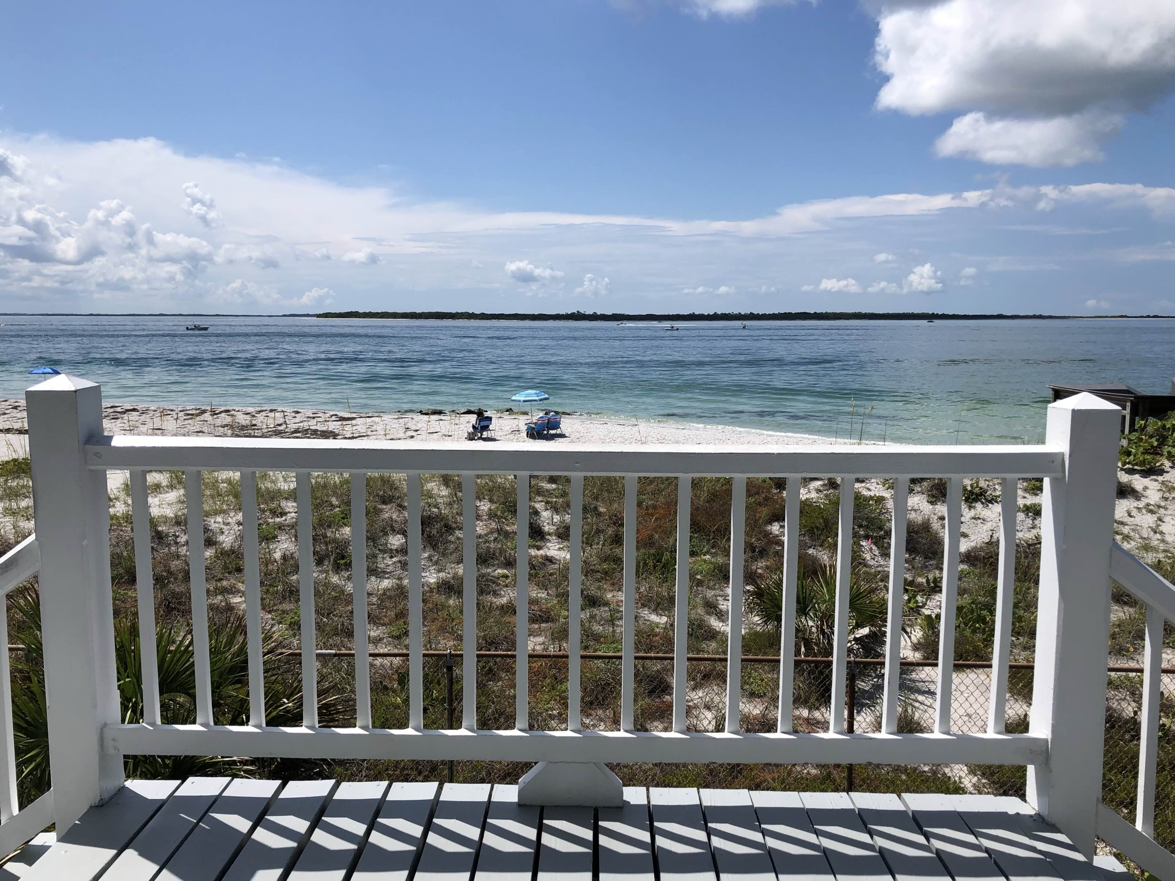 Playa de arena blanca en la punta sur del Parque Estatal Gasparilla Island con aguas turquesas del Golfo y el Paso de Boca Grande al fondo