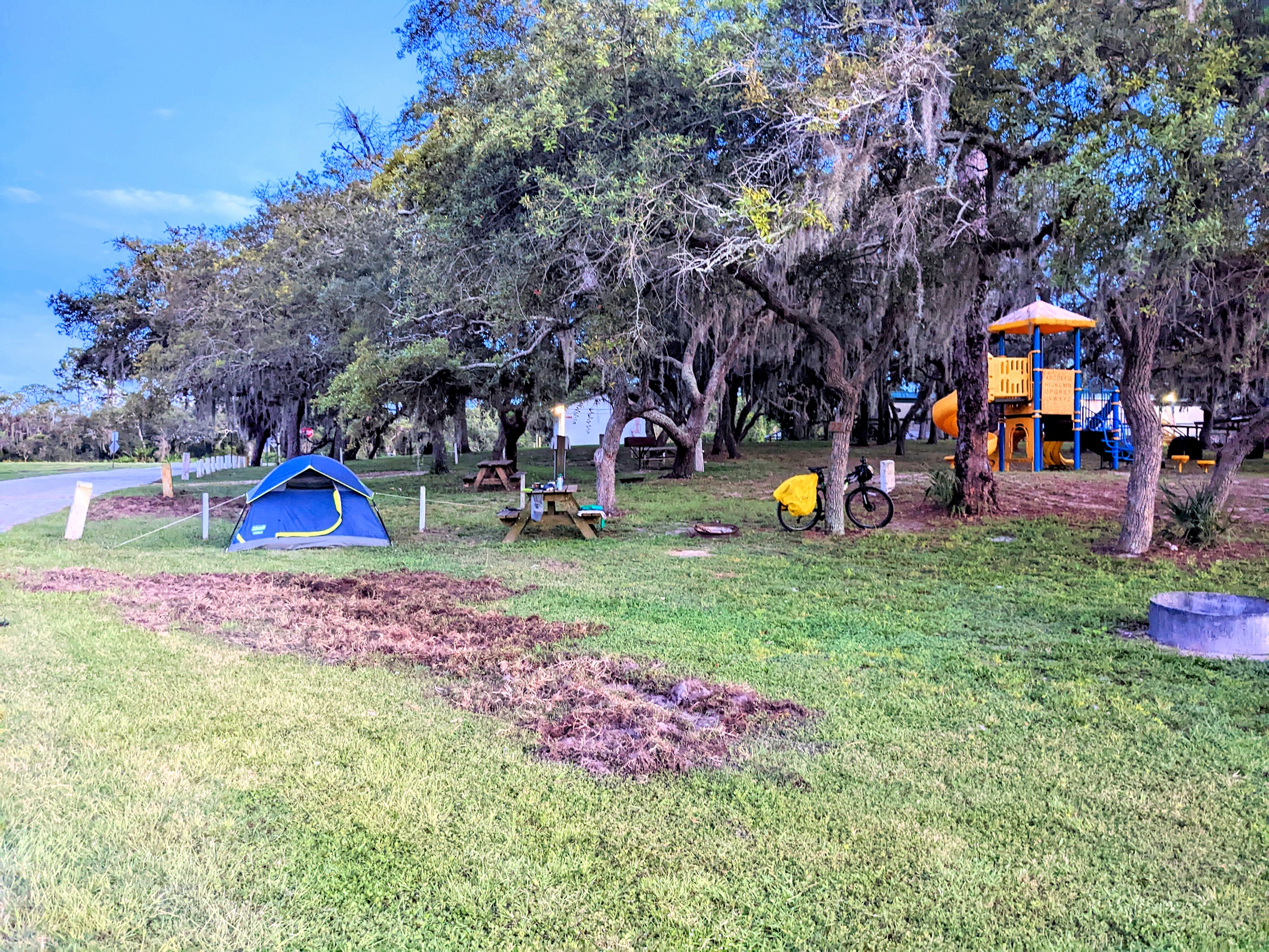 Un campamento primitivo de carpa bajo los árboles en un camping de Florida