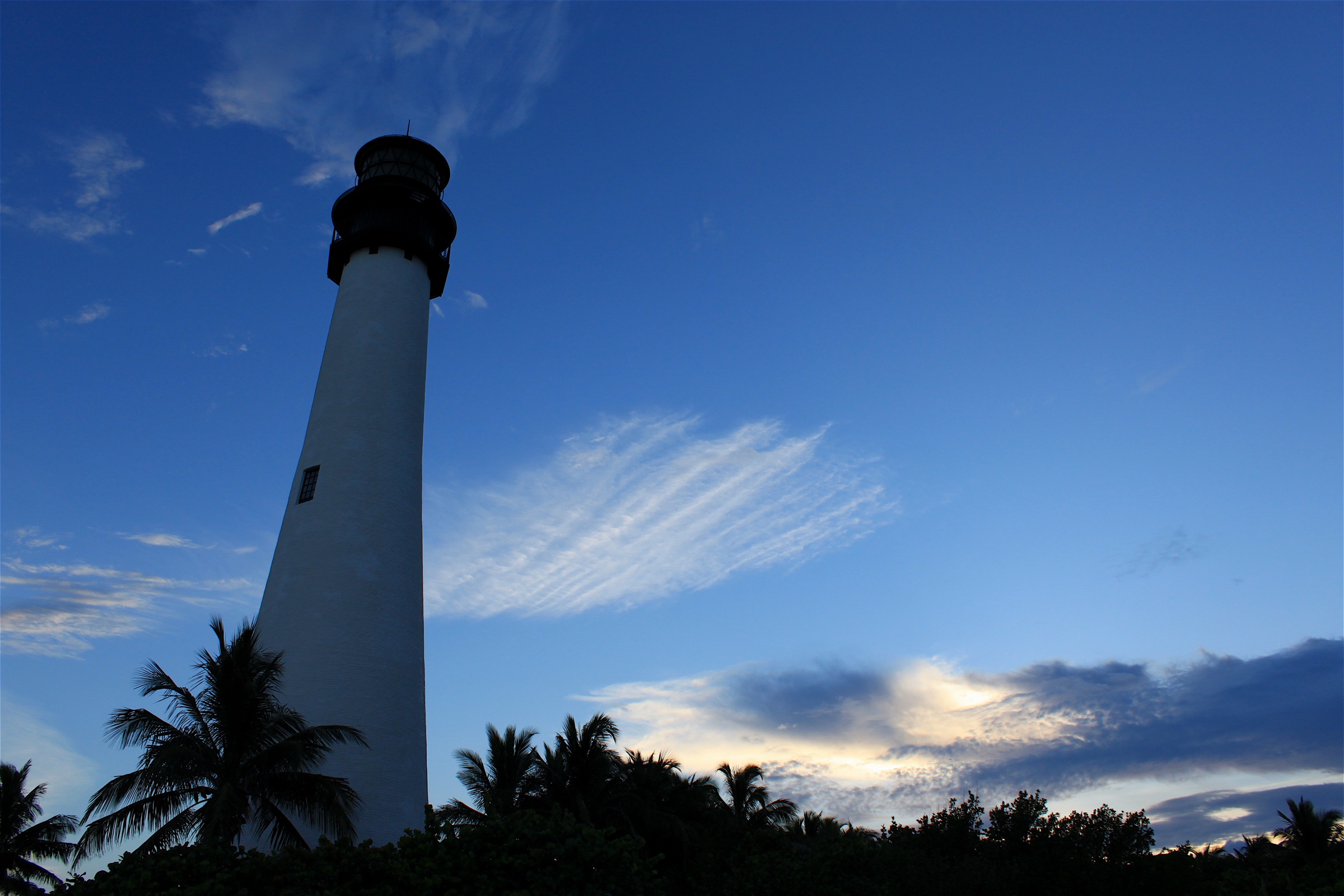 El faro de Cape Florida visto desde la playa de Bill Baggs Cape Florida State Park, Key Biscayne