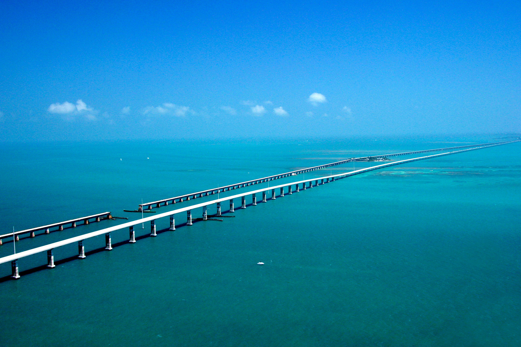 Vista aérea del Seven Mile Bridge llevando la US-1 sobre los turquesa Florida Keys