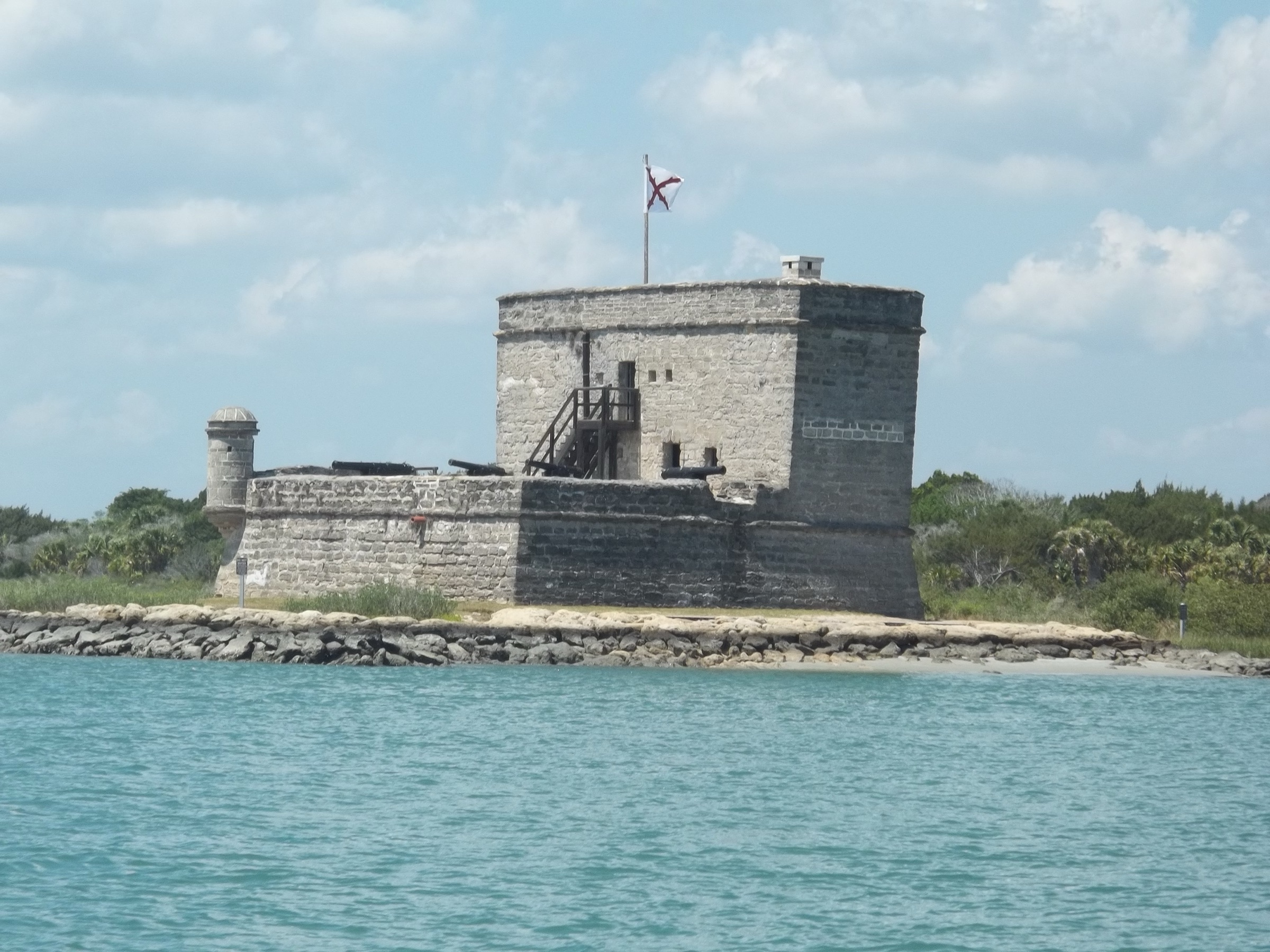Vista del Río Matanzas hacia el Monumento Nacional Fort Matanzas cerca de San Agustín, Florida