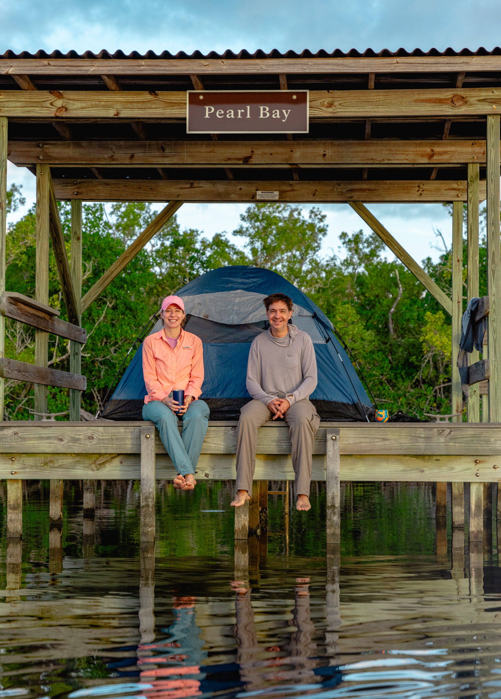 Una carpa sobre una plataforma chickee encima del agua en el Parque Nacional Everglades