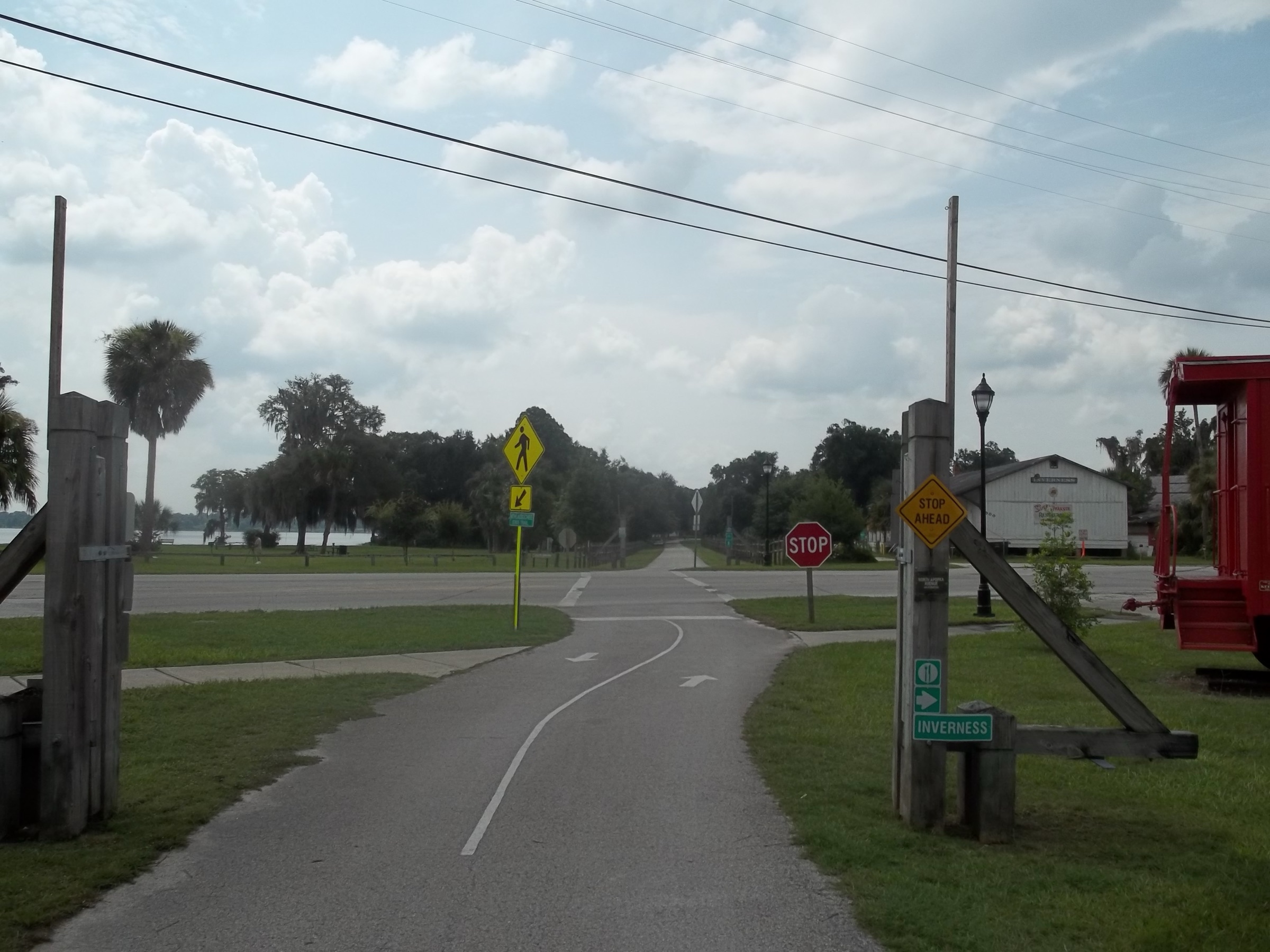 Corredor pavimentado del Withlacoochee State Trail extendiéndose hacia el este a través del matorral del centro de Florida cerca de Inverness